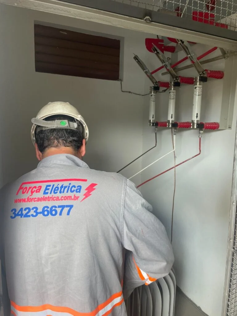 MANUTENÇÃO EM SUBESTAÇÃO 13,8 KV EM ARAXÁ – MG