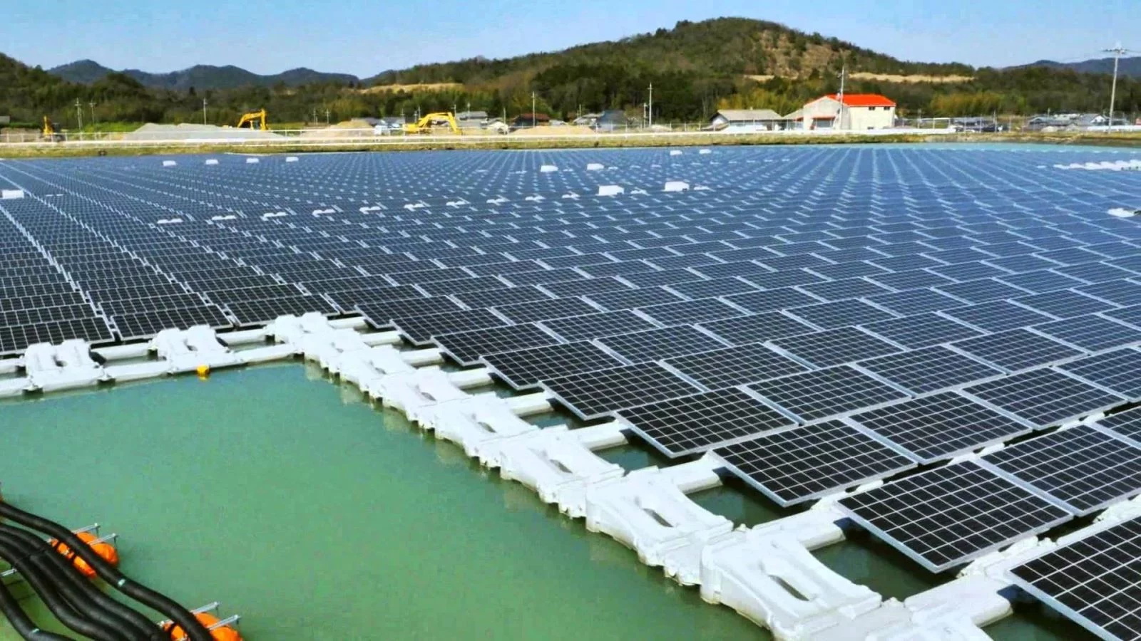 Como a localização geográfica pode afetar a eficiência de uma usina fotovoltaica?